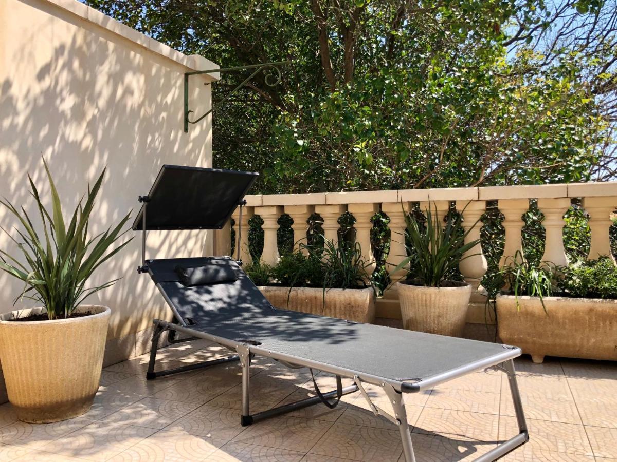 Cote Jardin Est Un Spacieux Et Lumineux T3, Entierement Renove, A 2 Pas De L'Herault Et A 10Min Du Bord De Mer Proche Du Centre Historique Et Du Fabuleux Chateau Laurens, Vous Apprecierez Le Calme De Sa Belle Terrasse Et La Vue Superbe Sur Le Jardin Agde Esterno foto