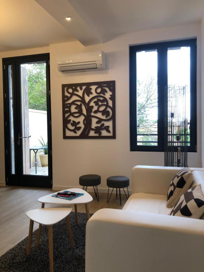 Cote Jardin Est Un Spacieux Et Lumineux T3, Entierement Renove, A 2 Pas De L'Herault Et A 10Min Du Bord De Mer Proche Du Centre Historique Et Du Fabuleux Chateau Laurens, Vous Apprecierez Le Calme De Sa Belle Terrasse Et La Vue Superbe Sur Le Jardin Agde Esterno foto